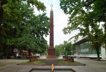 РОСС возмутился заброшенным монументом Воинской Славы в Дубовом парке