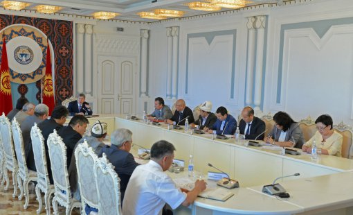 Президент Киргизии не подписал закон о штрафах за незнание языка 