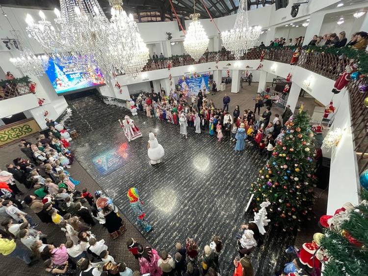 Посольство Российской Федерации в Кыргызстане подарило детям новогодний праздник 