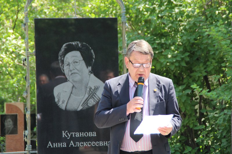 В Бишкеке торжественно открыли памятник Анне Алексеевне Кутановой