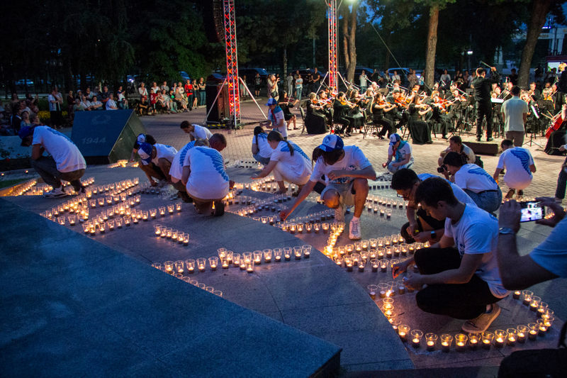 В Бишкеке прошла Международная акция «Свеча памяти» и Ленинградская симфония в Парке Победы