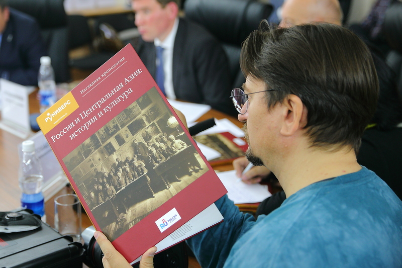 В Русском доме в Бишкеке представили иллюстрированную историю отношений России и Кыргызстана и обсудили роль истории в межгосударственных отношениях