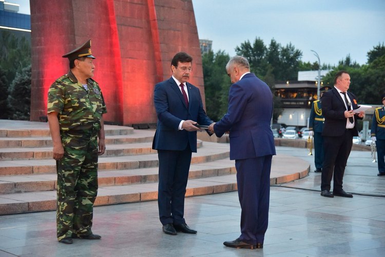 Посол России в Кыргызстане Сергей Вакунов принял участие в международной акции «Свеча памяти» и проекте «Возвращение имени»