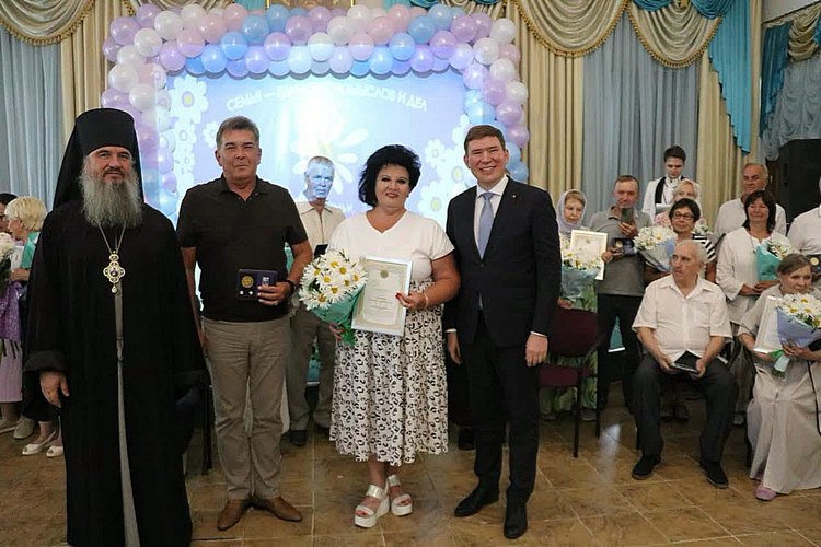 Любовь длиною в жизнь: в Бишкеке чествовали семьи, ставшие примером верности и преданности